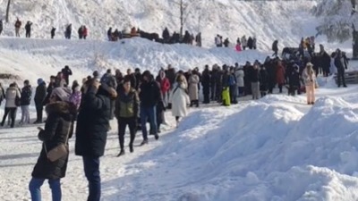 Snimci koji pokazuju da je ove zime gužva na Zlatiboru dobila sasvim NOVU DIMENZIJU (VIDEO)