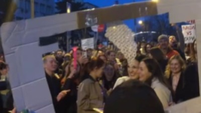"Koja nobelovka je sledeća?": Mlada bacila bidermajer studentkinjama (VIDEO)