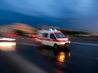 Policajci autom sleteli u kanal u Čenti: Odmah prevezeni u bolnicu (FOTO)