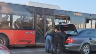 Udes autobusa i automobila na Autokomadi (VIDEO)