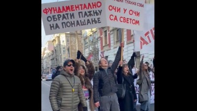 Glumci sačekali studente ispred Ateljea: A tu je i citat iz Radovana trećeg (VIDEO)