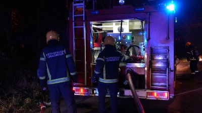 Požar u Višnjičkoj banji: Gori stan u prizemlju (VIDEO)