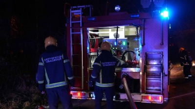 Požar u soliteru na Voždovcu: Stigle brojne vatrogasne ekipe