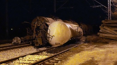 Prevrnuo se vagon sa sumpornom kiselinom u Vrčinu: Na lice mesta hitno stigao Dačić (FOTO)