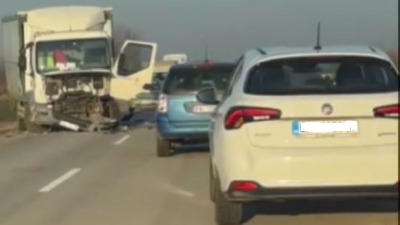 Teška saobraćajka kod Zrenjanina: Direktan sudar kamiona i automobila (FOTO/VIDEO)