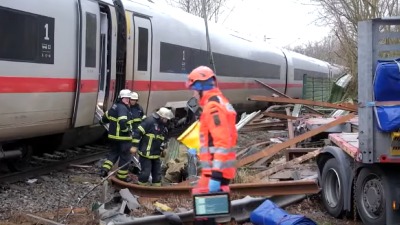 Jeziva scena: Sudarili se brzi voz i šleper, šine letele na sve strane (VIDEO)