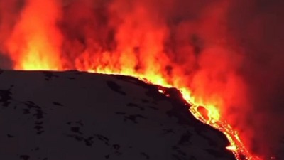 Etna ponovo aktivna, lava teče iz vulkana (VIDEO)