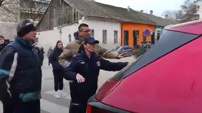 Incident na blokadi: Vozač se zaleteo na srednjoškolce (VIDEO)