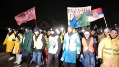 "Ustanak, ustanak": Studenti u Orašcu dočekani sa pogačom (FOTO, VIDEO)