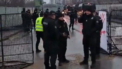 Policija okupirala Stari savski most, radnike prebacuju čamcima (VIDEO)