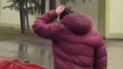 Nepoznati mladić ispred škole u NS snimao roditelje, policija nije reagovala