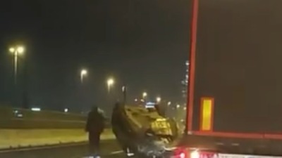 STRAVIČAN PRIZOR na mostu na Adi: Automobil prevrnut, poznato stanje učesnika (VIDEO)