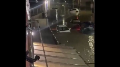 Stravična oluja potopila automobile, kiša ne prestaje da pada, bujica sve nosi (VIDEO)