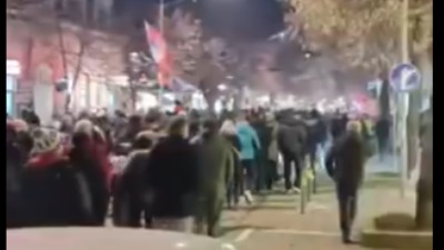 Protesna šetnja građana Sremske Mitrovice veče uoči mitinga SNS-a (FOTO/VIDEO)