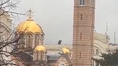 "Kakav je ovo Betmen": Ko je to na krovu crkve? (VIDEO)