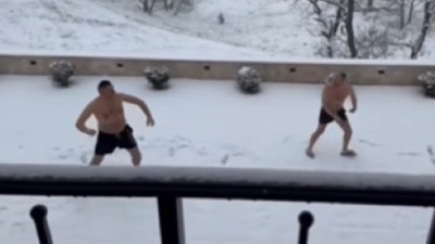 Zabava na Zlatiboru na ruski način, skinuli se u gaće pa... (VIDEO)