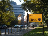 Lekari joj se BORE za život: Poznato ko je devojka koja je pala sa visine u Mirijevu