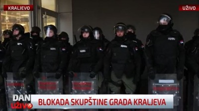 Jajima gađana policija koja čuva ulaz u kraljevačku Skupštinu (VIDEO)