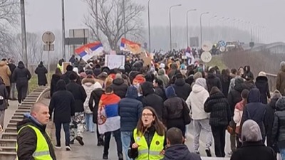 Srednjoškolci i poljoprivrednici blokirali most u Šapcu (VIDEO)