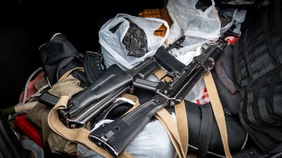 Policija pronašla arsenal oružja u buradima na Zvezdari Policija pronašla arsenal oružja u buradima na Zvezdari