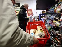 Jedna plata - jedva za život: Građani na ivici, statistika slavi "uspeh"