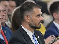 Pa, političari, živeli vi nama! Danas Mićin vodu sa crvima, a Knežević nekad mleko sa aflatoksinom (FOTO/VIDEO)