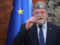 "EU kao da Vučiću nudi i šargarepu i batinu, a on građanima isporučuje batine"