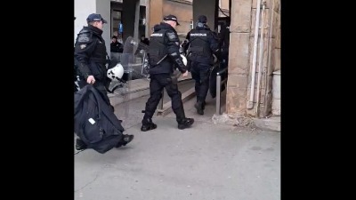 Veliki broj policajaca zauzeo položaje pred zasedanje Skupštine Novog Sada (VIDEO)