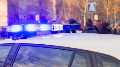 Haos u Vranju: Mahao nožem i jurio decu