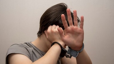 Uhapšen tinejdžer u Novom Sadu: Otimao ženama nakit i tašne u ulazima zgrada