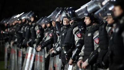 INCIDENTI ispred Skupštine Novog Sada: Policija odgurivala građane, jedan student povređen, jedan uhapšen (FOTO/VIDEO)