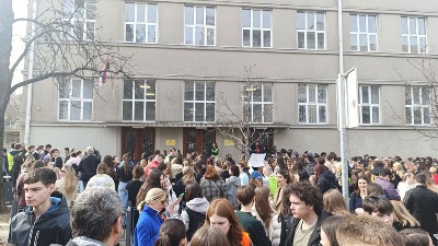 "Hajde da pokažemo gospođi Danki...": Protest ispred Pete gimnazije nakon skandalozne odluke direktorke (FOTO, VIDEO)