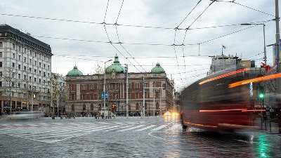 Sat od 7,5 tona postavljen na Trgu republike: "Pokazivaće tačno vreme" (FOTO)