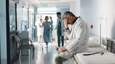 Legao da dremne posle posla, pa upao u KOMU! Lekari nisu mogli da veruju šta se desilo posle 32 sata