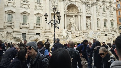 Turista uskočio u Di Trevi, kažnjen sa 500 evra