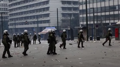 RAT na ulicama: Navijači upali na protest i brutalno se tukli s policijom (VIDEO)