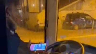 Opasnost na ulicama Beograda! Vozač gleda u ekran mobilnog dok vozi gradski autobus (VIDEO)