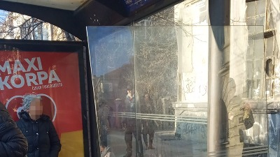 Izbegnuta tragedija: Puklo staklo na autobuskom stajalištu zbog KOROZIJE (FOTO)