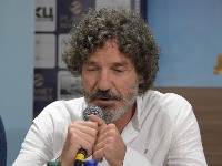 I Gagi Jovanović uz studente: Pogledajte kako je ubacio potpis u kutiju (VIDEO)