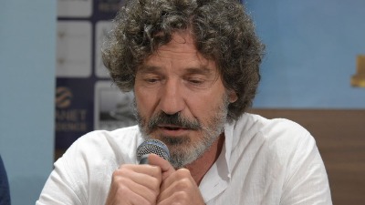 I Gagi Jovanović uz studente: Pogledajte kako je ubacio potpis u kutiju (VIDEO)