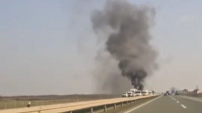 Crni dim nadvio se nad auto-putem, dok POŽAR guta automobil (VIDEO)