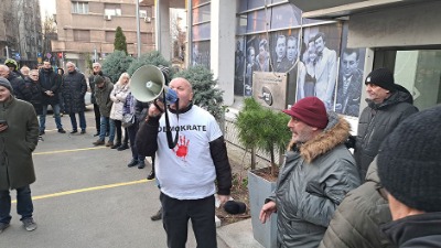 "Plenum advokata" ispred RTS-a: Spasić prisutan - polivanje vodom i uzvici "Simo, majmune" (FOTO, VIDEO)