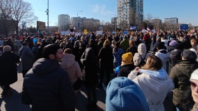 Veliki protest na NBG: Na ulici bili đaci, roditelji, nastavnici... (FOTO, VIDEO)