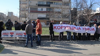 Snimak reakcije SNS-ovaca pored kojih su demonstranti sa transparentom "Korupcija ubija" govori sve (VIDEO)