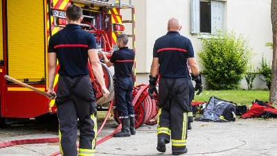 Gori krov zgrade u Novom Pazaru: Požar kulja, vatrogasci na terenu (VIDEO)