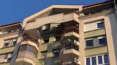 STRAVIČNO Bacio staklenu flašu na šetače u Radničkoj, pa nastavio da provocira (VIDEO)