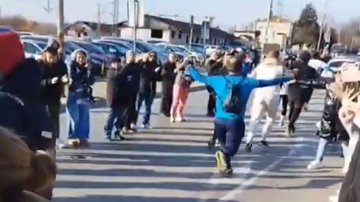 Ogromni aplauzi: Studenti maratonci iz KG dočekani u Mladenovcu (FOTO, VIDEO)