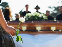 "Svetomire, ti uhvati bidermajer": Srbi podelili najluđe anegdote sa sahrane