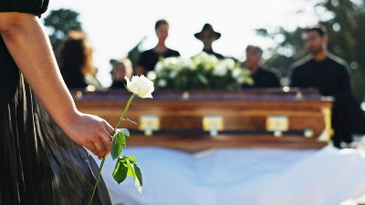 "Svetomire, ti uhvati bidermajer": Srbi podelili najluđe anegdote sa sahrane