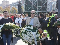 Rektor Đokić ispred Železničke stanice u Novom Sadu spustio cveće na imena nastradalih